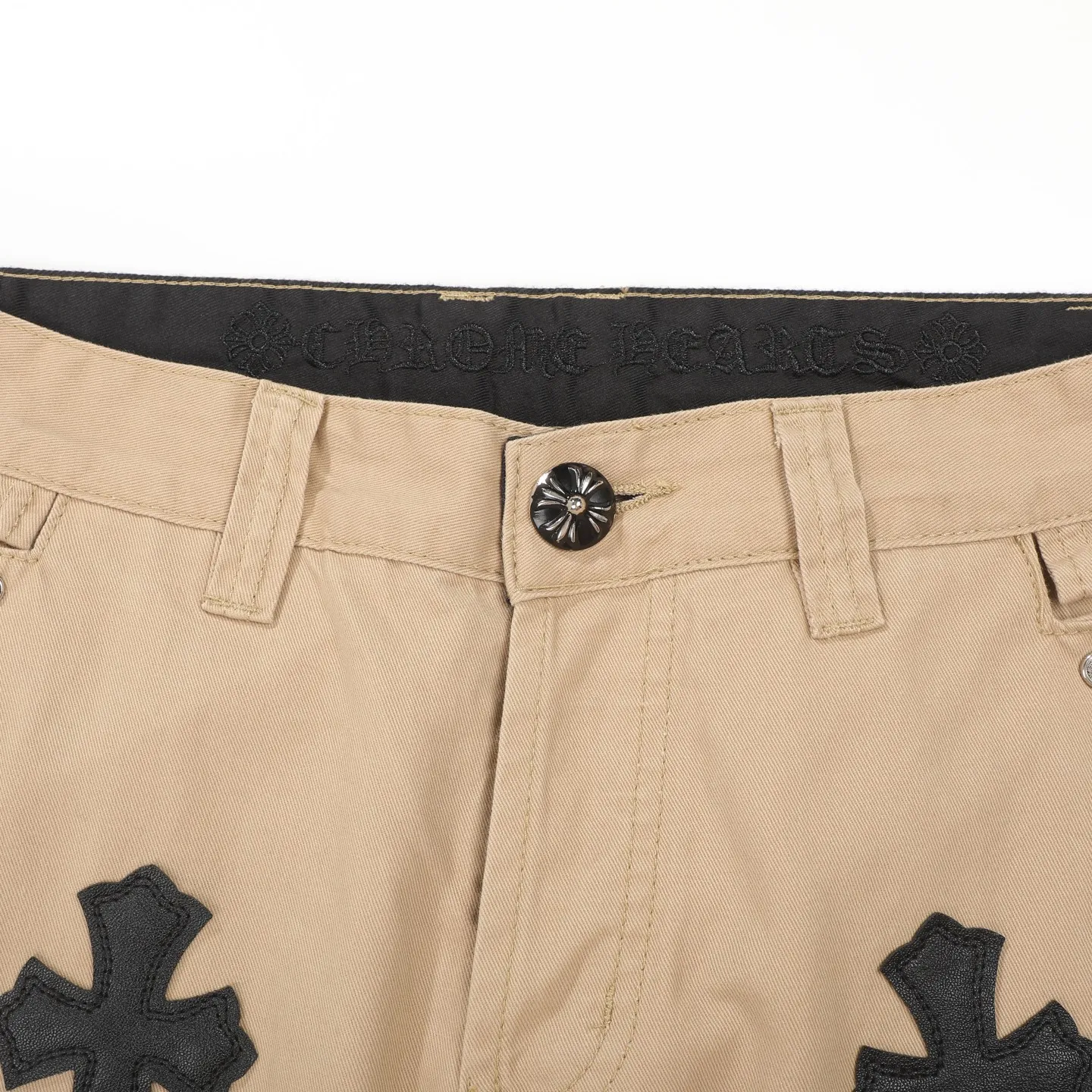 P260 Chrome Hearts/Chrome Hearts camouflage checkerboard horsehair cross patch leather jeans - Full of exploring the ultimate in fashion, Chrome Hearts' new Chrome Hearts pants cleverly integrate camouflage cross, checkerboard horsehair cross and other elements to break traditional boundaries. The clever fusion of Mattyboy’s same style, overalls and khaki jeans brings endless matching inspiration to fashionistas.  This pair of Croxin overalls not only presents a unique retro style, but also combines comfort and sophistication with its wide-leg, loose design. The mid-high waist design matches a lazy and casual style, which not only makes the legs longer but also maintains a casual feel, it is a must-have fashion choice for trendy men and trendy women.  Khaki overalls are unique in leather matching and color selection, making them the leader among overalls. Chrome Hearts' khaki cross chino casual pants have a prince-like aristocratic feel. The pants have 40 panels of leather and full texture. The W34 size is perfectly presented and has become the focus of the forefront of fashion. Whether it's for daily wear or a trendy try, these pants can bring you an excellent fashion experience.  Color: Khaki Size: 28 30 32 34 corresponding size s-xl